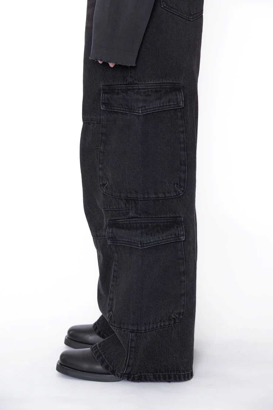 BLACK DENIM FLARED CUT CARGO PANTS / CODA