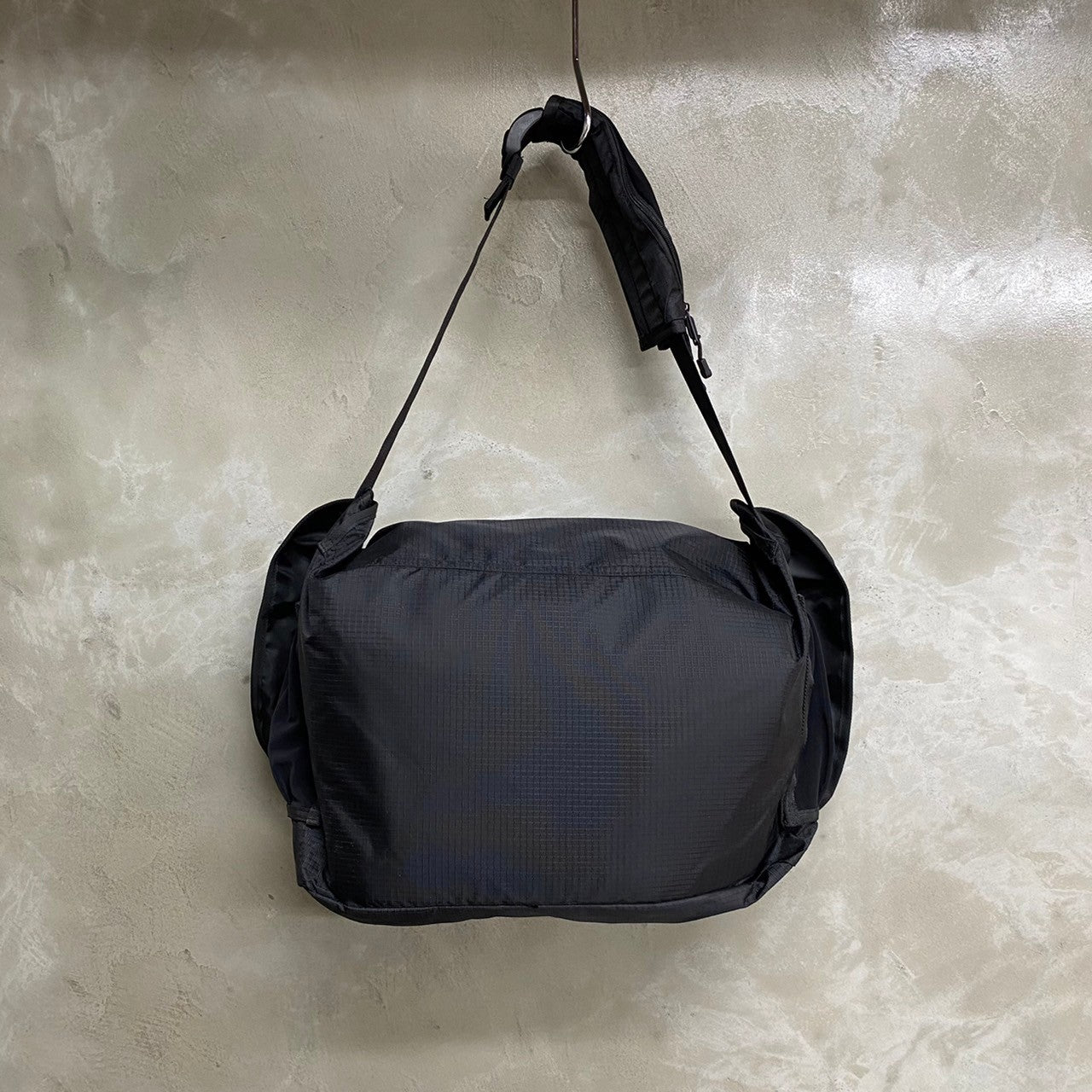 TRAIL MESSENGER BAG / PACKING