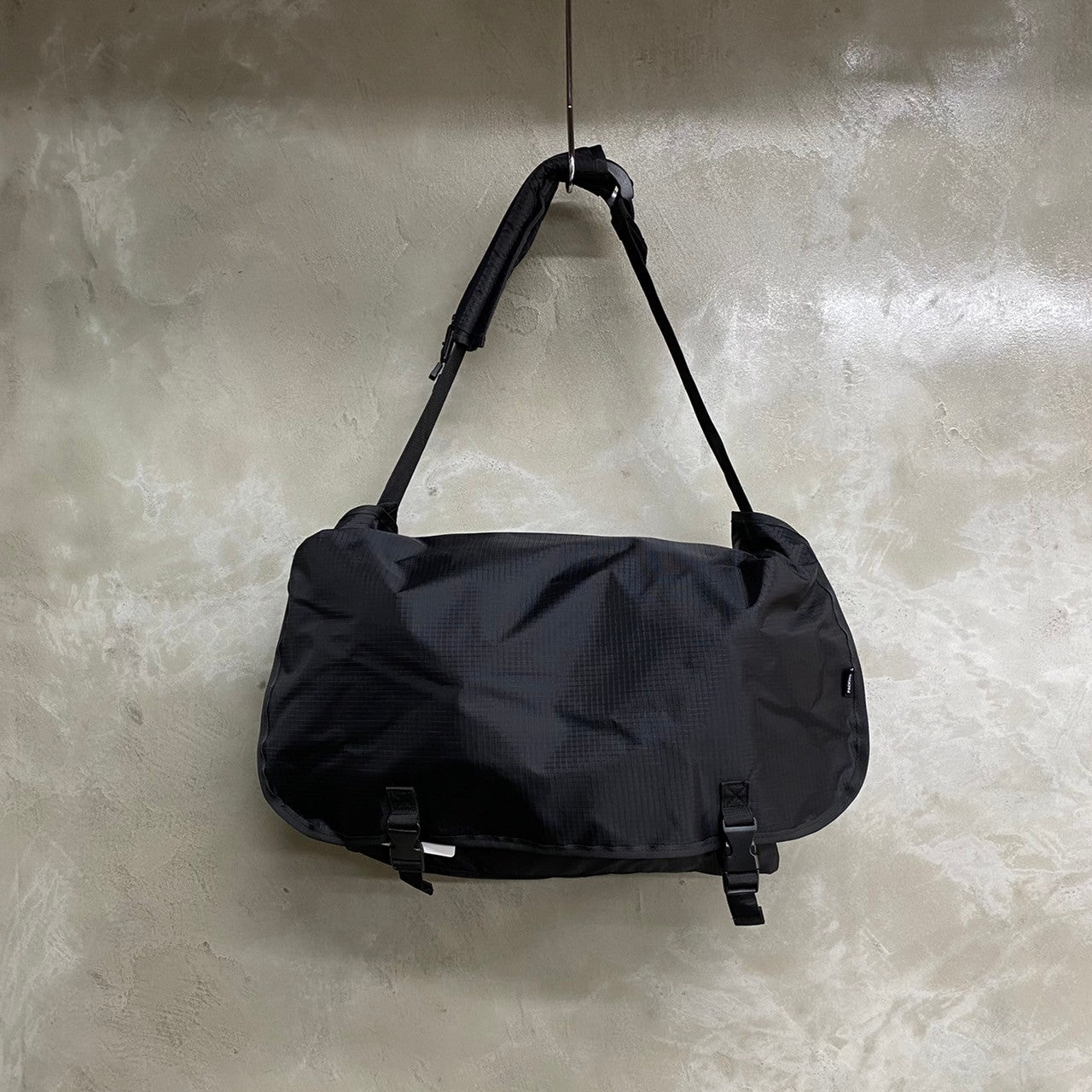 TRAIL MESSENGER BAG / PACKING