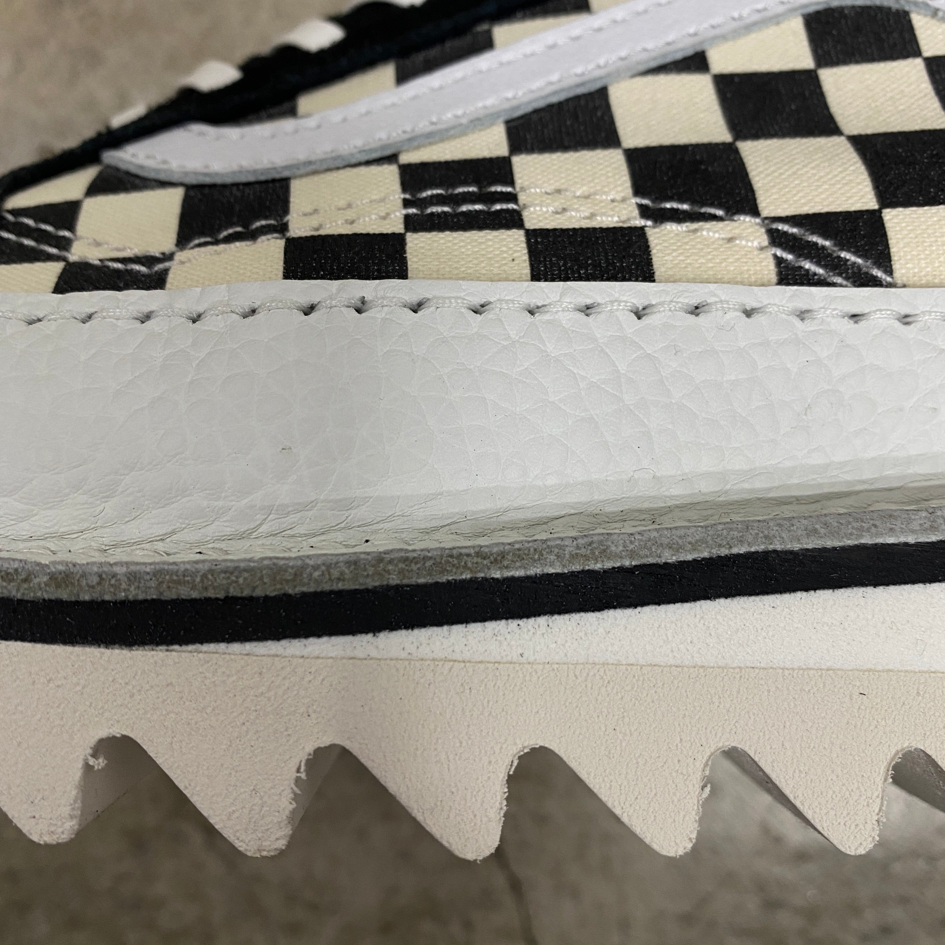 CUSTOM OLD SKOOL WHITE SHARK SOLE "PRIMARY CHECK" -RECOUTURE × VANS × ANEX-