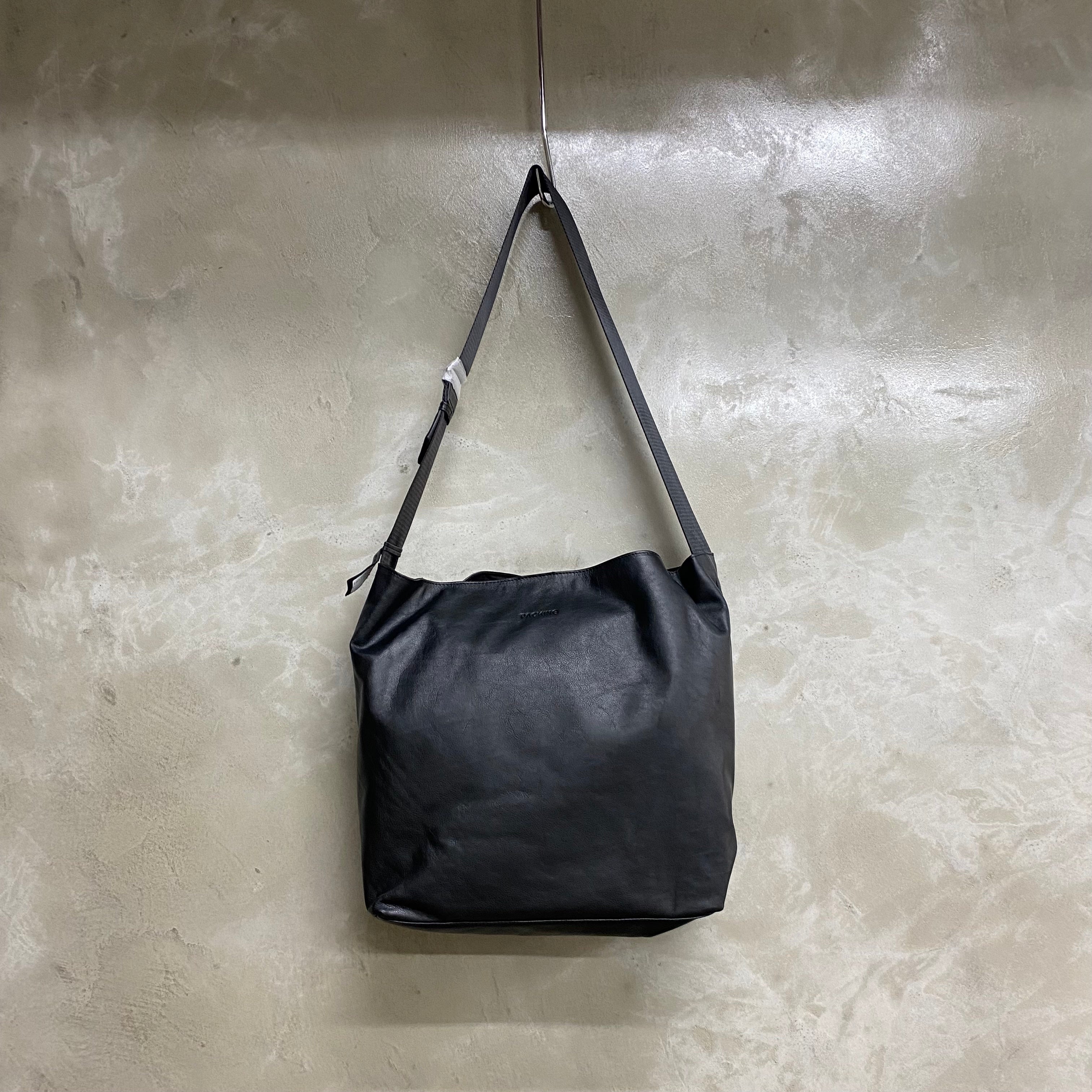 LEATHER MESSENGER  / PACKING