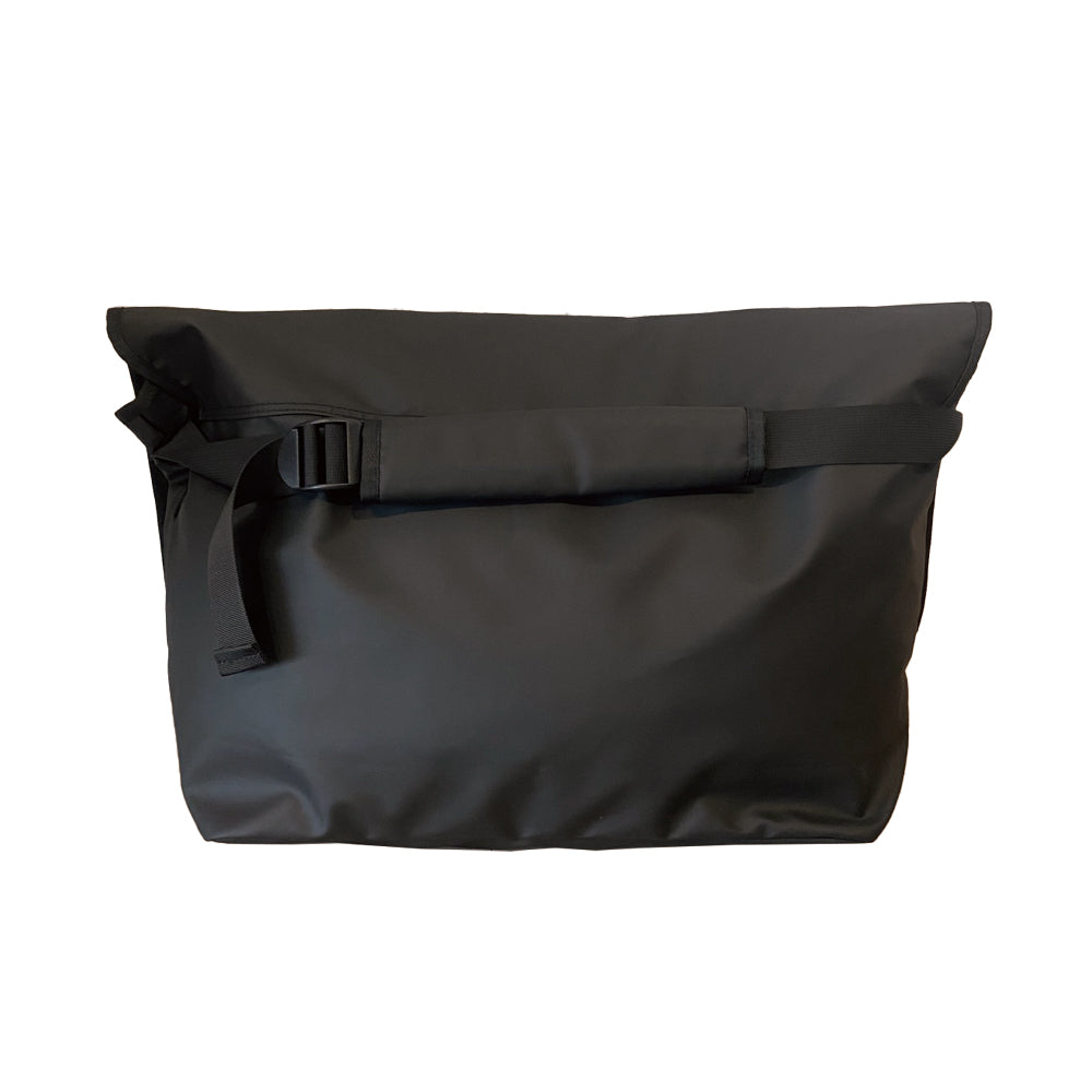 WATER PROOF MESSENGER BAG / PACKING